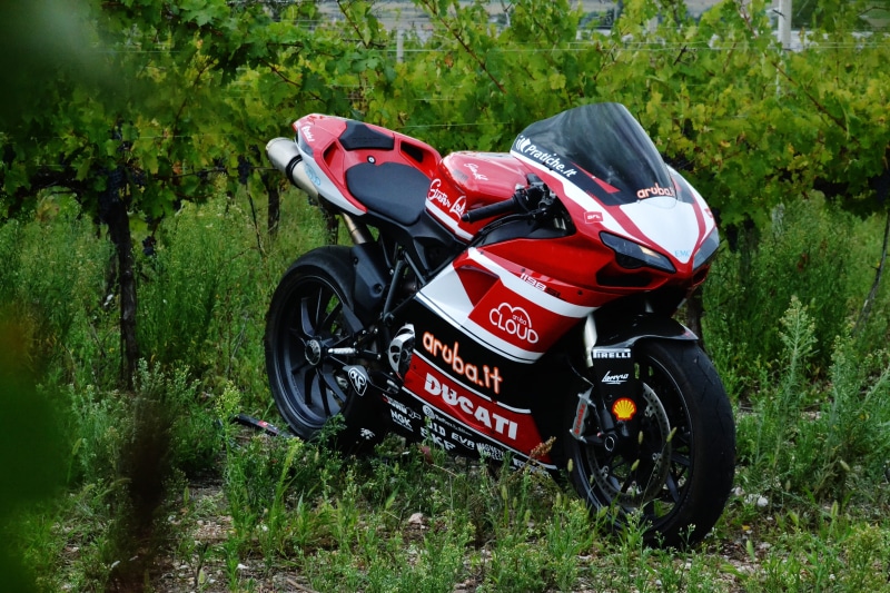 crash helmet, motorcycle, 4K, stationary, field, land, sport, plant, mode of transportation, aruba, red, ducati, sports helmet, no people, growth, grass