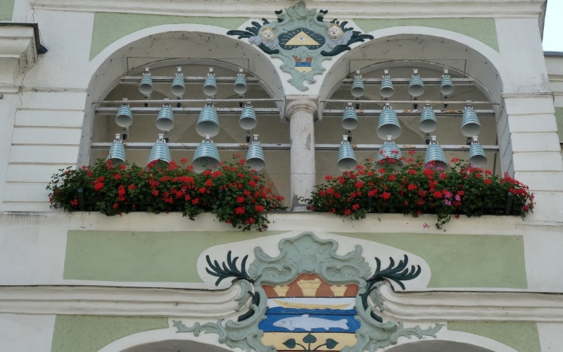 architectural column, Austria, bells, 1080P, outdoors, flower, growth, belief, building exterior, Carillon in Gmunden, arch, creativity, built structure