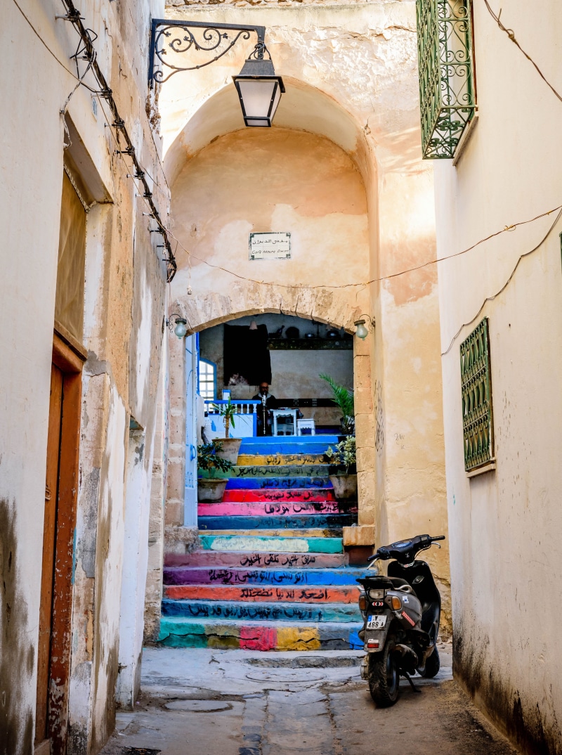 medina, built structure, old, 5K, tunisie, multi colored, wall - building feature, street, sfax, building exterior, stairs, damaged, going, people, upstairs