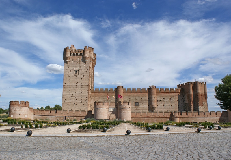 day, incidental people, the past, fortification, sky, nature, fort, ancient, outdoors, 4K, valladolid, architecture, cloud - sky, castle, fortified wall