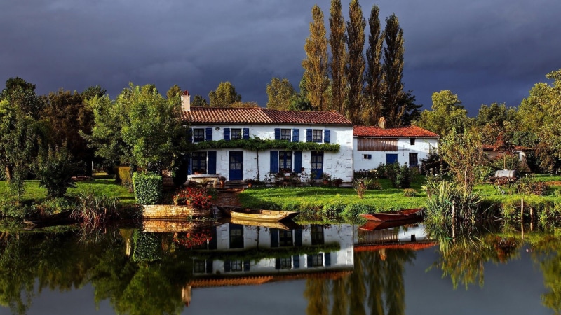 house, outdoors, river, plant, island, park, monument, beauty in nature, vacation, 1080P, europe, lake, trees, scene, residential district, shed, sky