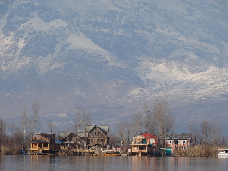 landscape, kashmir, boathouse, mountain, beauty in nature, srinagar, residential district, travel, house, lake, building exterior, 5K, tranquility, valley