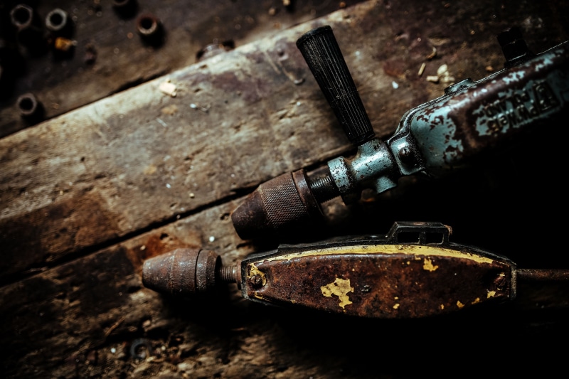 focus on foreground, dirty, bolts, spanner, technology, indoors, no people, wood - material, workshop, single object, day, Tools, garage, 5K, repair, still life