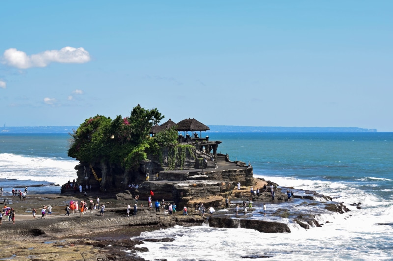 rock - object, 5K, religious, tanah lot, hinduism, sky, outdoors, sea, large group of people, horizon over water, temple, rock, view, horizon, religion