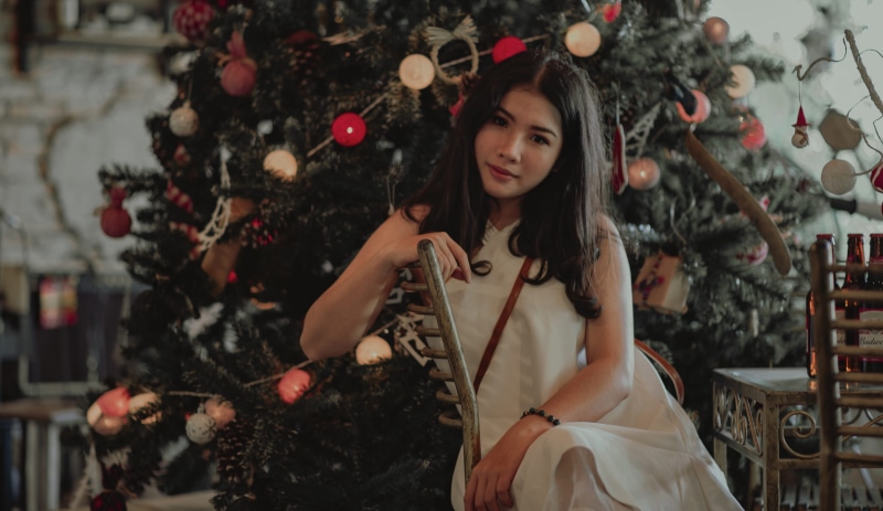 hair, dining, christmas decoration, attractive, celebration, chair, dress, decoration, beautiful woman, glamour, beauty, portrait, white, real people, waist up