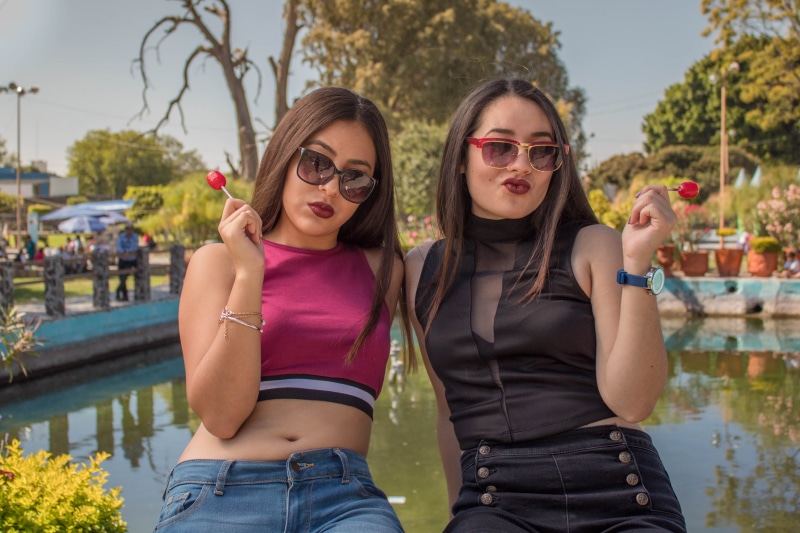 three quarter length, fashion, 4K, people, girls, looking at camera, portrait, young women, soleado, amigas, togetherness, glasses, women, sunglasses