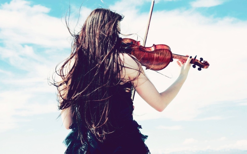 nature, holding, musician, sky, women, arts culture and entertainment, day, long hair, music, hair, playing, hairstyle, brunette, 2K, violin, standing