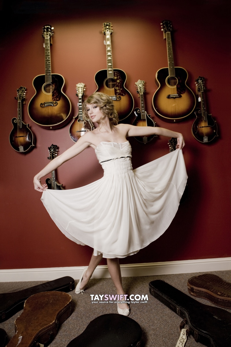 performing arts event, artist, musical instrument, performance, clothing, luxury, Taylor Swift, full length, blonde, string instrument, cello, adult, music