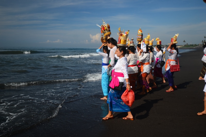 adult, full length, real people, celebration, 4K, nature, women, sky, festival, buddhism, crowd, holy, group of people, purification ceremony, religious