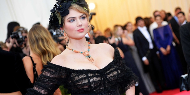 dress, adult, beauty, fashion show, incidental people, well-dressed, beautiful woman, arts culture and entertainment, focus on foreground, black color