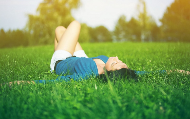 girl, face, lying, beautyful, grass, brunette, woman, 720P