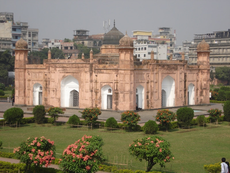 travel destinations, tree, history, the past, building exterior, tourism, day, garden, outdoors, ancient, built structure, grass, ornamental garden, 17th century mughal fort