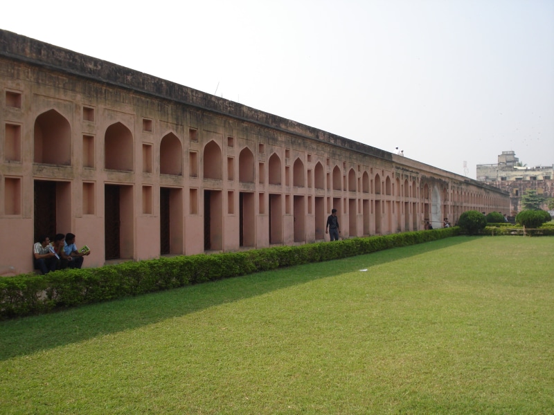 green color, grass, travel destinations, people, 2K, incidental people, the past, outdoors, 17th century mughal fort, clear sky, courtyard, arch, nature