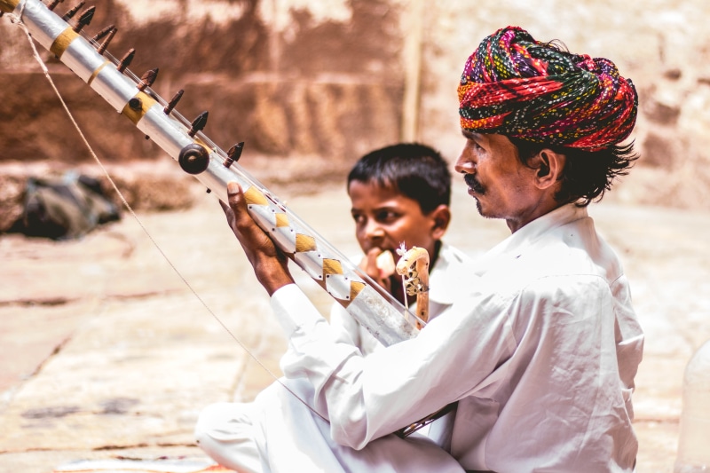 bonding, men, music, culture, focus on foreground, females, couple - relationship, indian, two people, people, young adult, adult, traditional clothing