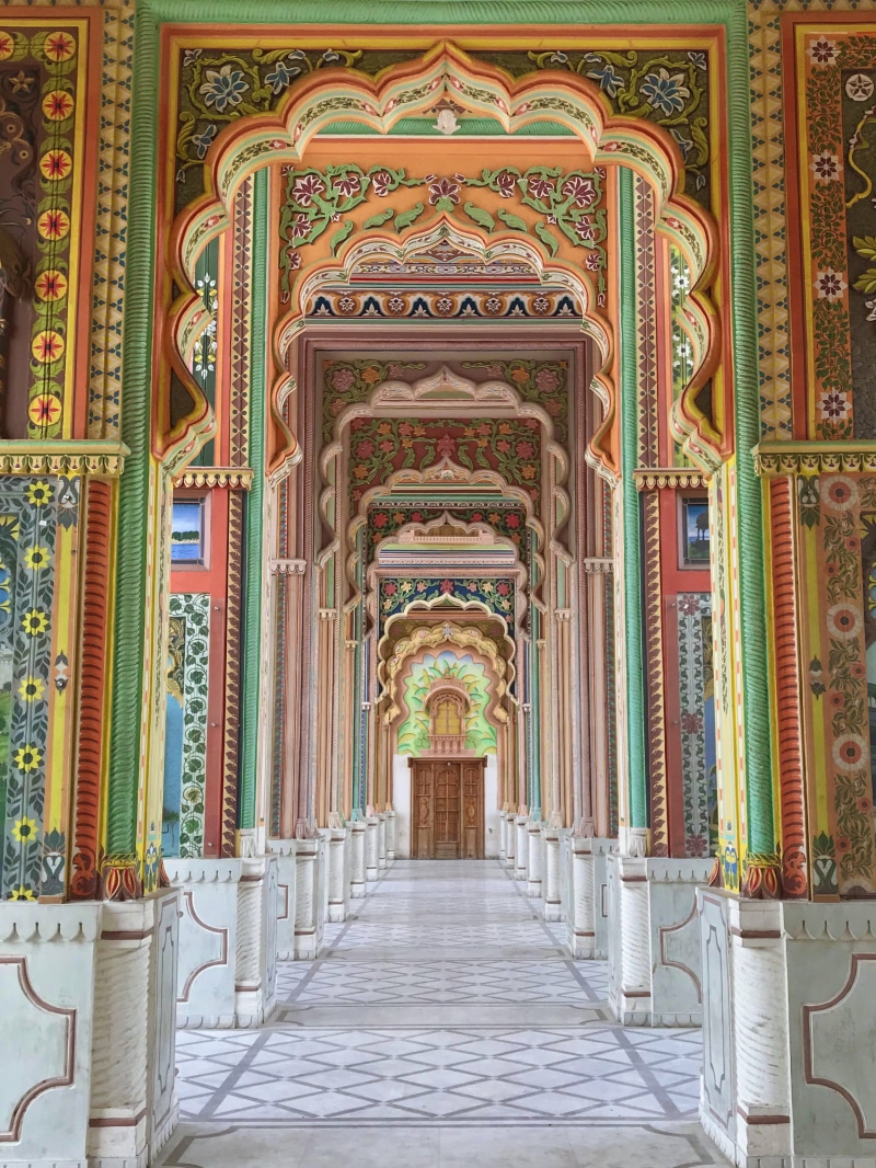 history, spirituality, empty, in a row, indoors, religion, india, multi colored, architectural column, belief, the way forward, built structure, diminishing perspective