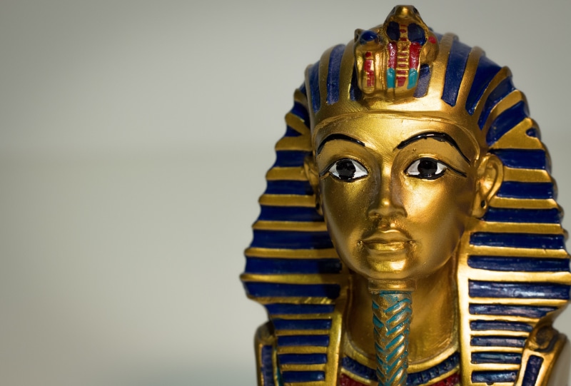 sculpture, statue, craft, architecture, history, representation, gold colored, idol, creativity, king, religion, indoors, head, human representation, egypt