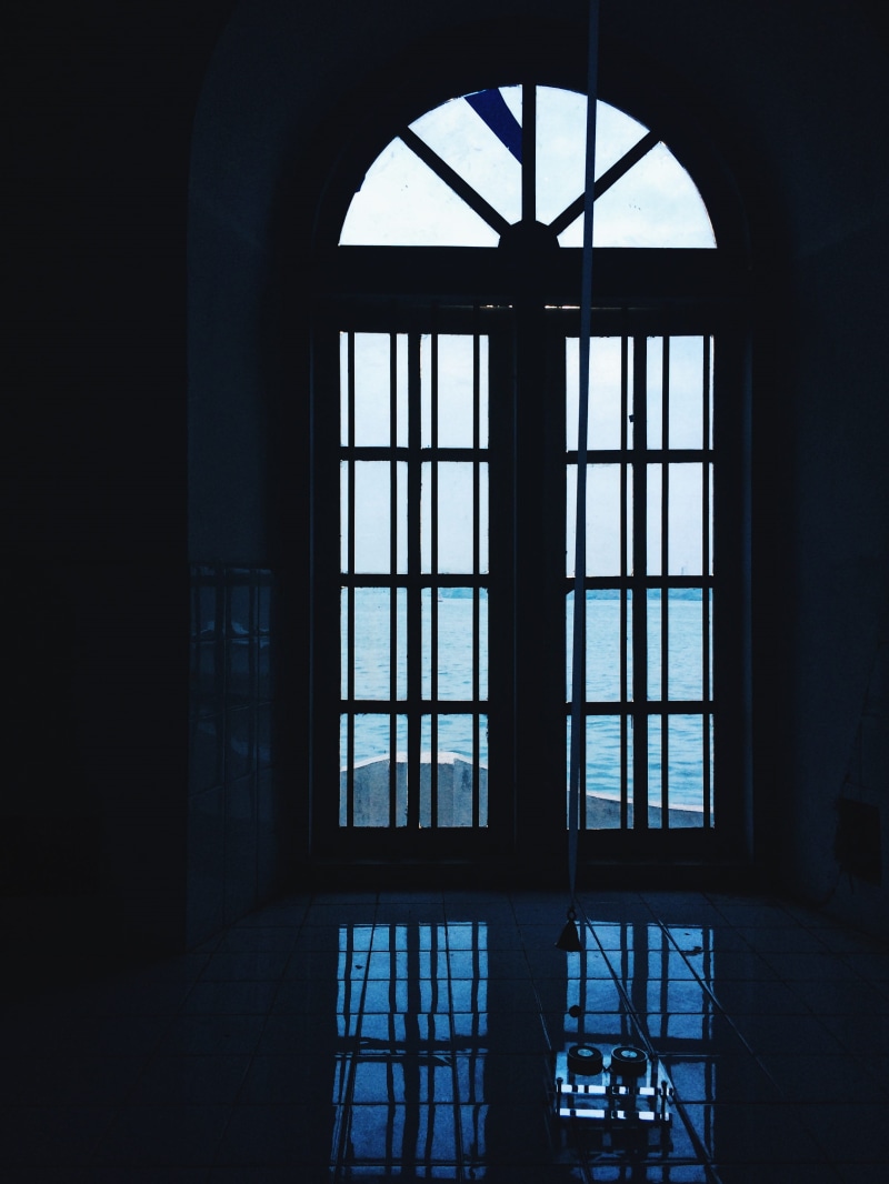 building, 2K, built structure, kochi, ocean, no people, day, fort kochi, glass - material, absence, sunlight, indoors, reflection, belief, window frame