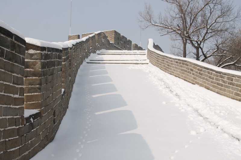 architecture, wall, footpath, landscape, sky, direction, outdoor, snow, badaling great wall in snow, winter, day, the way forward, 4K, sunlight, built structure