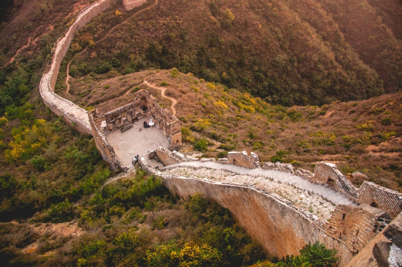 bird, road, wall, plateau, flowing water, countryside, outdoors, tranquility, tranquil scene, photography, jinshanling great wall, aerial view, promontory
