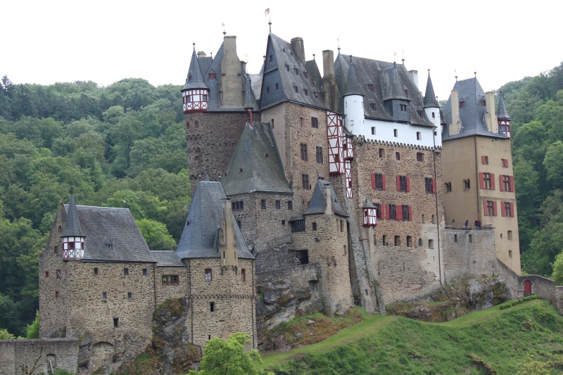 nature, built structure, day, low angle view, the past, tower, outdoors, burg eltz, clear sky, travel destinations, house, old, middle ages, history, plant