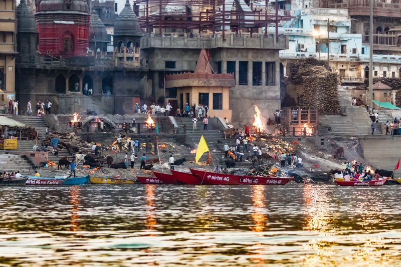ganges, tradition, built structure, manikarnika ghat, religion, men, crowd, building, belief, 5K, real people, building exterior, hinduism, burning of the dead
