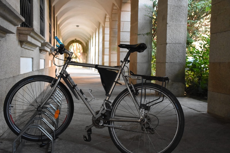 window, bicycle, wall - building feature, wheel, lighting equipment, no people, bicicleta, stationary, building, 2K, built structure, parking, transportation