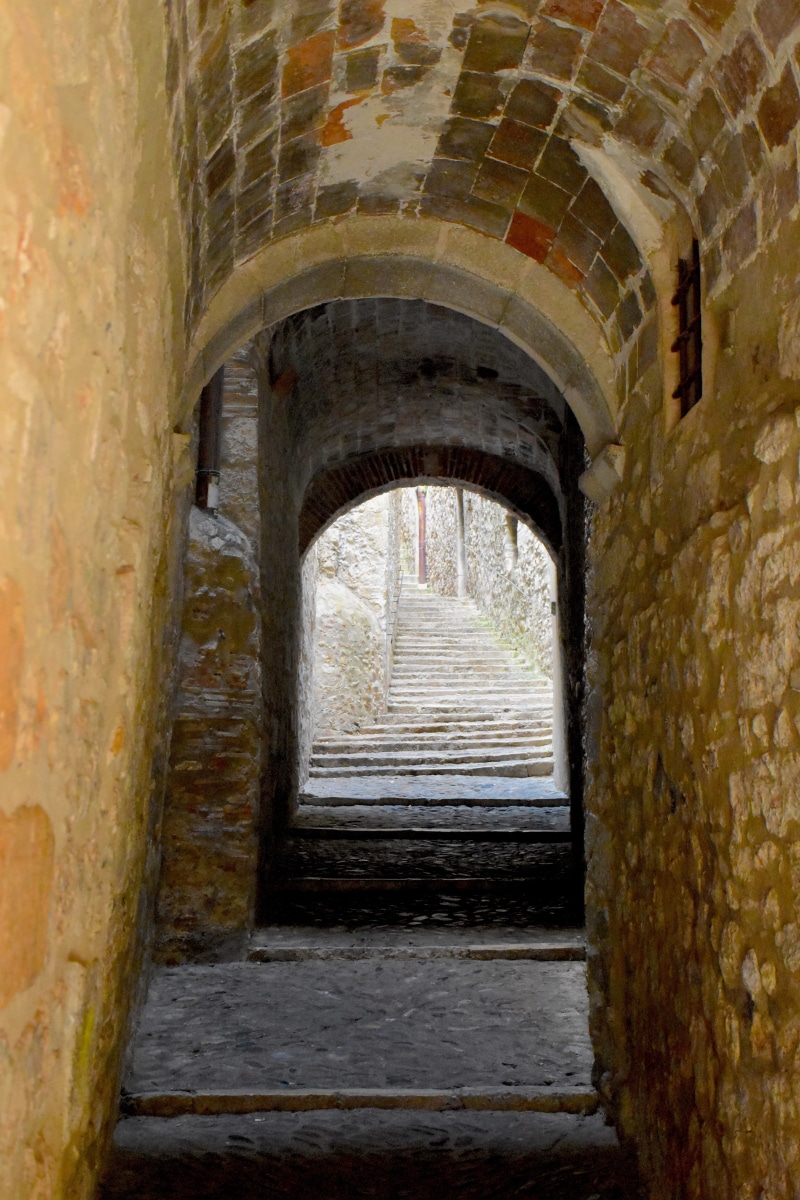 catalunya, day, barrio antiguo, staircase, medieval, old, callejuelas, arch, 5K, building, barrio judio, architecture, stone material, wall, steps and staircases