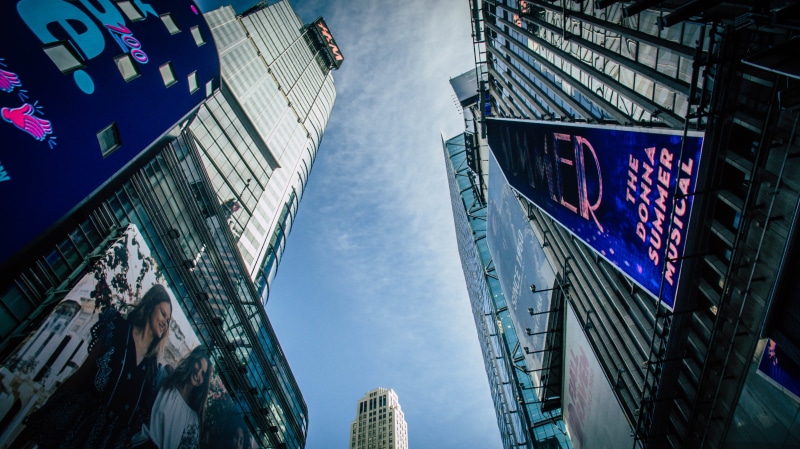 day, flag, financial district, office, person, 4K, subway, times square, arquitectura, building exterior, no people, residential district, reflection