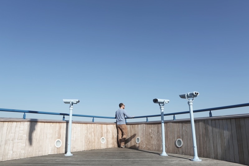 facing, tower viewer, rail, 5K, looking, males, clear sky, man, sunny, copy space, one man only, leisure activity, lifestyles, outdoors, young adult, contemplation
