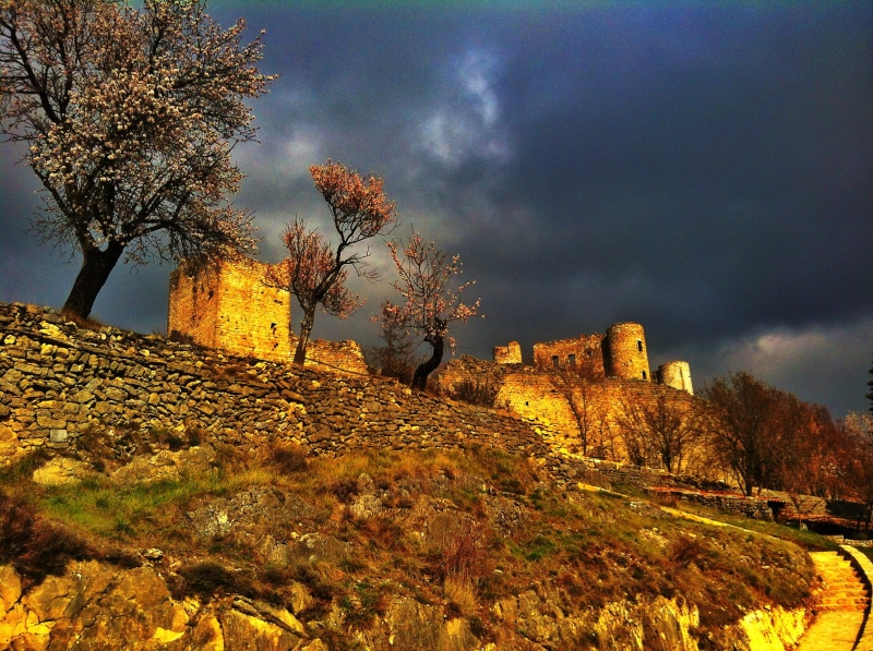 colors, wall - Building Feature, village, campagne, fort, mountain, cultures, printemps, sky, castel, ancient, Vintage, tower, famous Place, montagne, nature