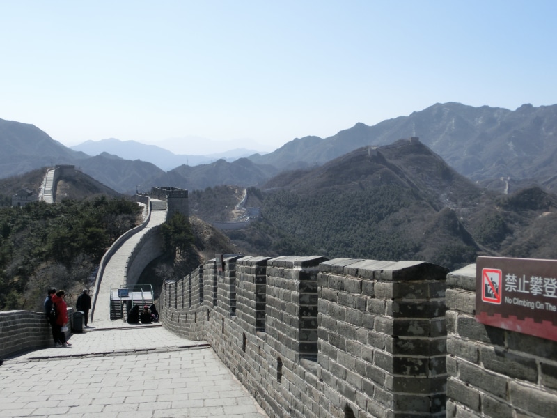 mountain range, places of interest, built structure, architecture, direction, day, weltwunder, great wall, sky, real people, wall, clear sky, tourism, nature
