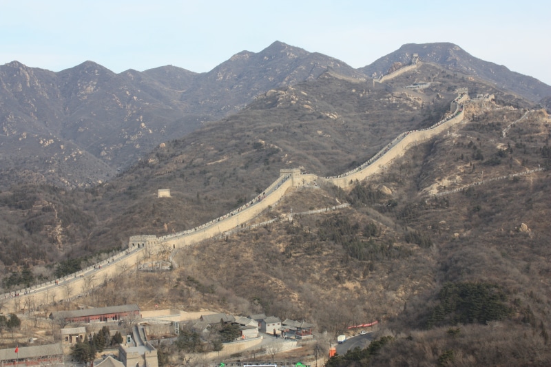 great wall of china, nature, high angle view, mountain range, tranquil scene, architecture, tranquility, outdoors, ancient civilization, land, environment