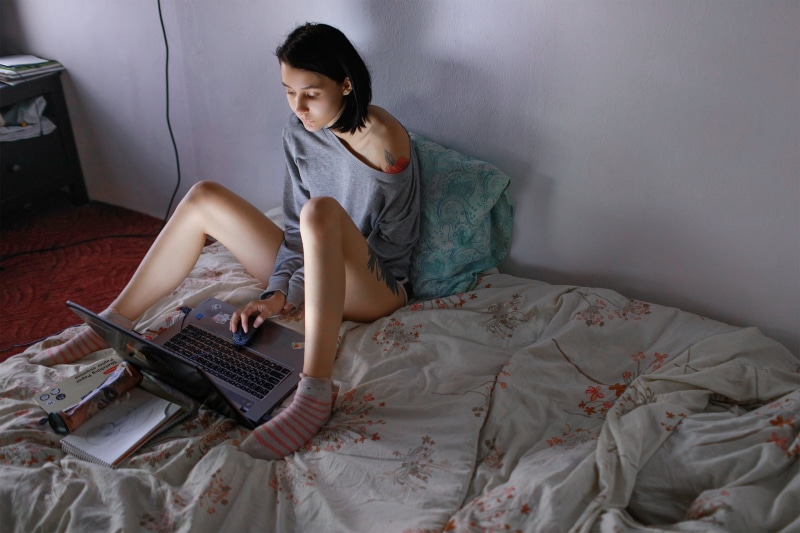domestic room, home interior, bare shoulders, communication, 2K, one person, lifestyles, computer mice, Vlada Heidrich, wireless technology, short shorts