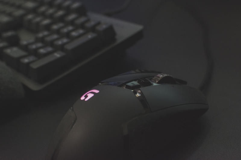 pc, peripherals, personal accessory, computer, connection, close-up, still life, time, communication, watch, keyboard, computer keyboard, technology, indoors
