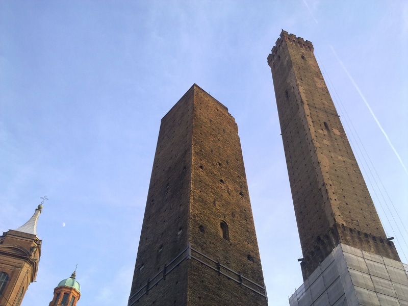 clear sky, no people, daytime, outdoors, built structure, building, history, the past, garisenda, building exterior, archaeology, towers, ancient civilization