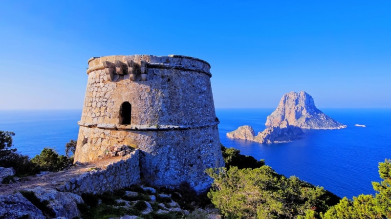 horizon, savinar, Ibiza, sea, round, rock, castle, bushes, shaped, Spain, tower, 720P, Balearic Islands, blue, Torre des Savinar, des, sky, islands, rocks