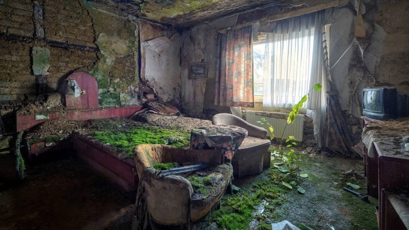 ceiling, house, no people, building, wall, ruined, patio, broken, 1080P, interior, indoors, life, estate, area, furniture, abandoned, sky, landscape, room