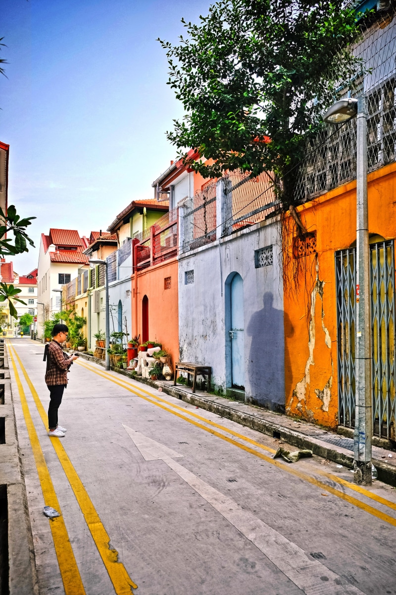photos, buildings, lifestyles, urban, taking, men, rear view, area, residential, full length, walking, leisure activity, real people, facades, building exterior