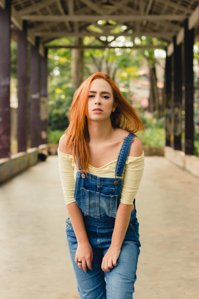 focus on foreground, young women, front view, standing, beauty, lifestyles, real people, casual clothing, person, three quarter length, woman, pretty, beautiful