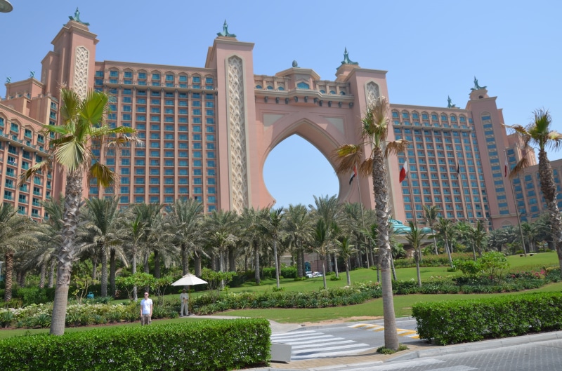 outdoors, plant, tourism, dubai, travel destinations, holiday, atlantis the palm, u a e, sky, built structure, trees, palm tree, arch, hotel, 4K, daytime