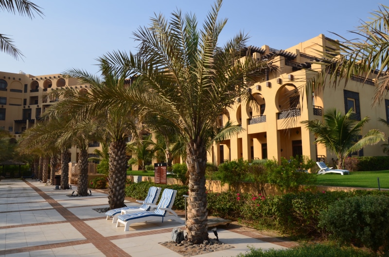 street, luxury, sunlight, building, u a e, motor vehicle, no people, architecture, palm tree, car, 4K, day, hotel, outdoors, transportation, mode of transportation