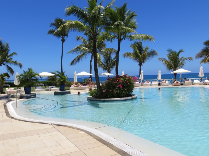 relax, maritime hotel, blue, tropical Climate, relaxation, 4K, palm Tree, outdoors, tree, palm trees, persons, hotel, swim, water, lounge chair, sky, vacations
