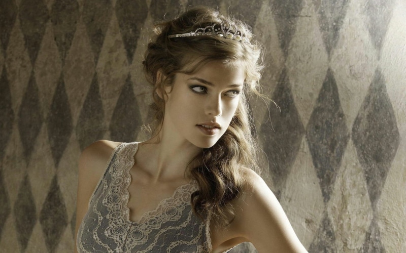 beautiful woman, hairstyle, Girl, women, 1080P, one person, long hair, beautiful people, Julia Saner, Models, headshot, young women, Crown, curtain, young adult