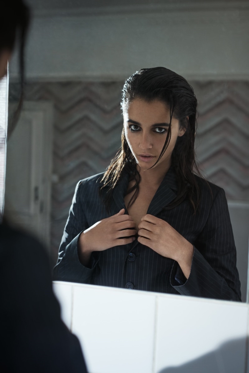 women, shoulder length hair, actress, mirror, brunette, reflection, looking at viewer, Naomi Scott, 1080P