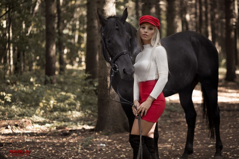 young adult, berets, one animal, animal wildlife, land, women, riding, vertebrate, depth of field, domestic animals, animals, outdoors, turtlenecks, model