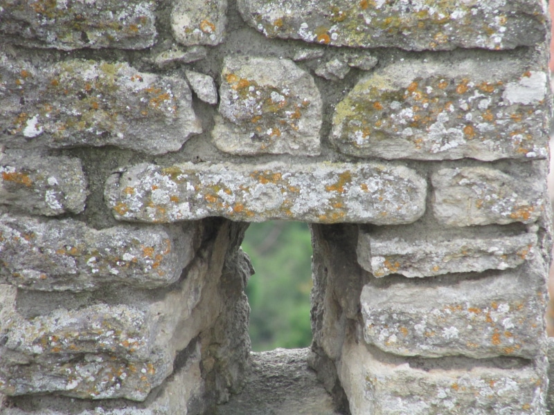 deterioration, 4K, built structure, san marino, ruined, old, solid, arrow, day, hole, italy, rough, wall - building feature, wall, focus on foreground