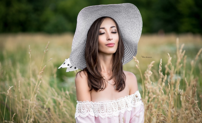 fashion, 2K, land, women, young women, long hair, clothing, beauty, hair, women outdoors, outdoors, beautiful woman, necklace, depth of field, closed eyes