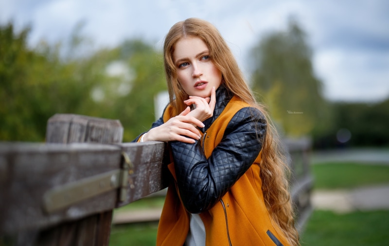 outdoors, casual clothing, lifestyles, standing, hairstyle, young women, Maksim Romanov, beautiful woman, fence, women outdoors, 2K, one person, portrait