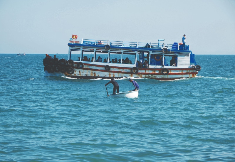 horizon, boating, basket boat, animal wildlife, transportation, mode of transportation, tropical destinations, junk boat, clear sky, asian boat, water