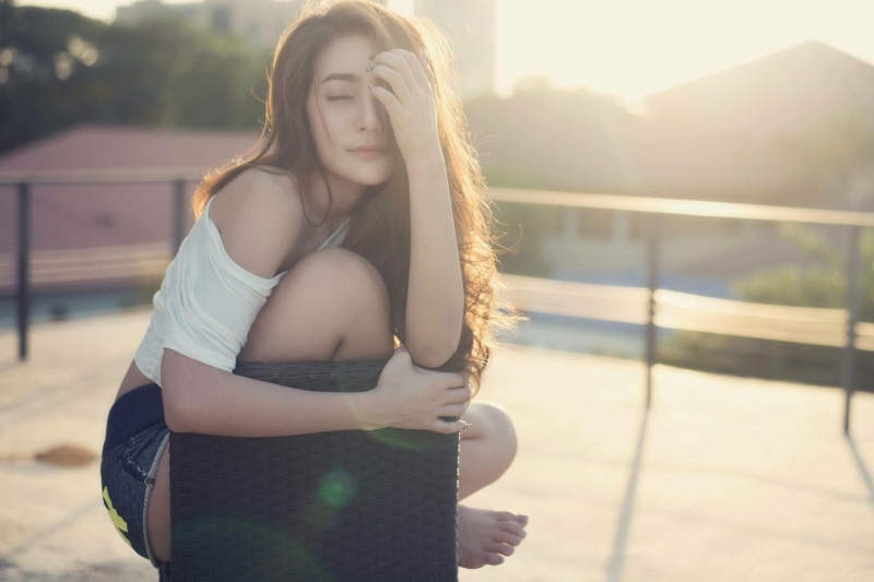 sunlight, focus on foreground, 1080P, nature, beautiful woman, day, hair, barefoot, long hair, model, lens flare, beauty, three quarter length, leisure activity